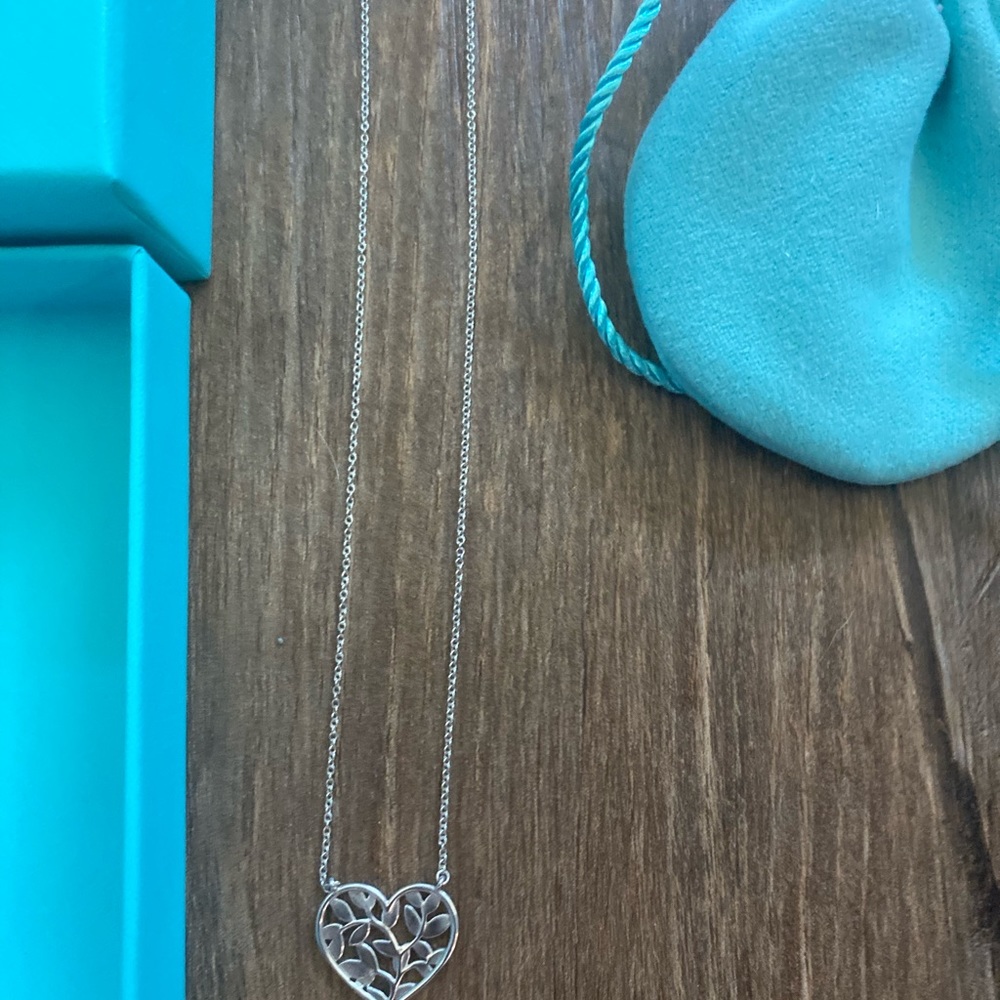 LIKE NEW! Tiffany & Co. Paloma Picasso Olive Leaf Heart Sterling Silver Necklace - Picture 7 of 10